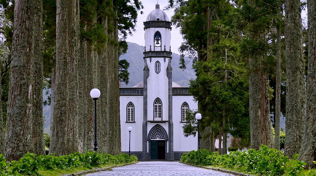 São Nicolau church at the end of a tree-lined avenue in Sete Cidades, São Miguel